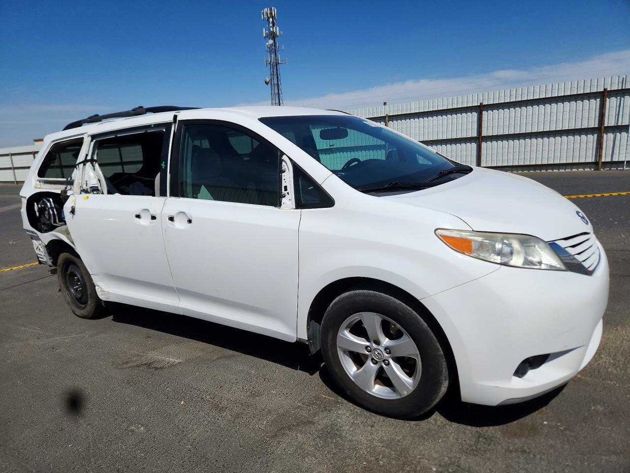 2017 TOYOTA SIENNA LE — снимка 4