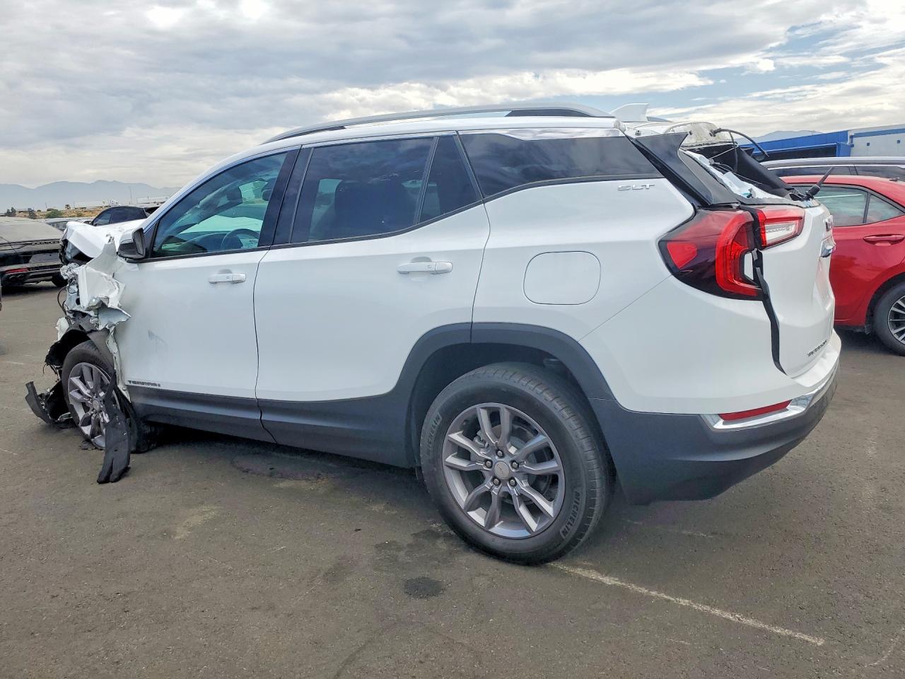 2024 GMC TERRAIN SLT — снимка 2