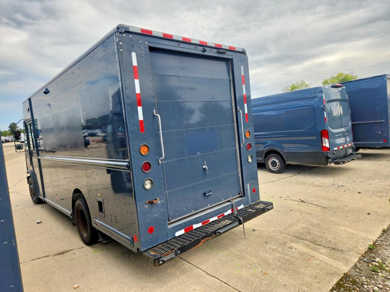 2021 FORD F59 — снимка 2