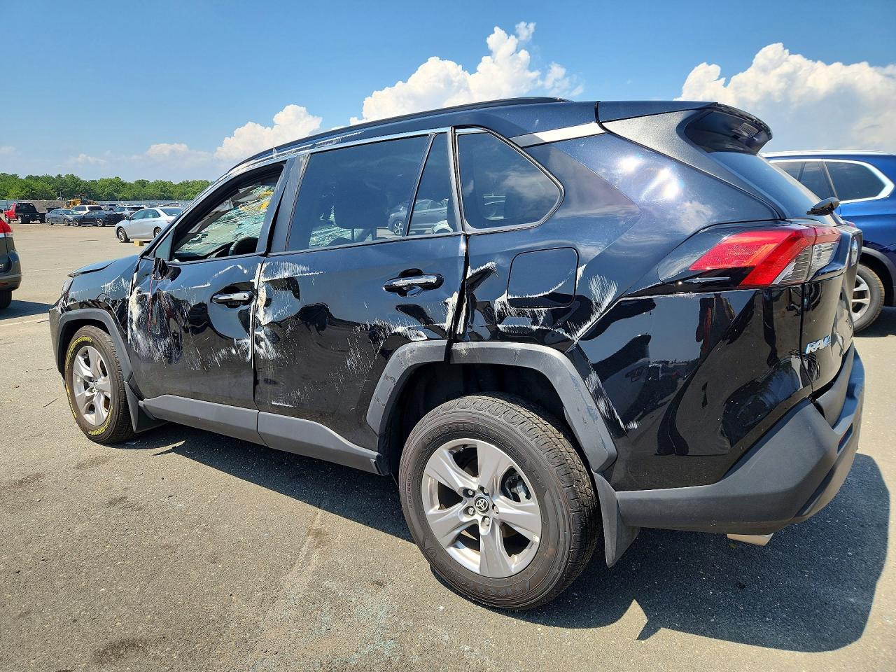 2025 TOYOTA RAV4 XLE — снимка 2
