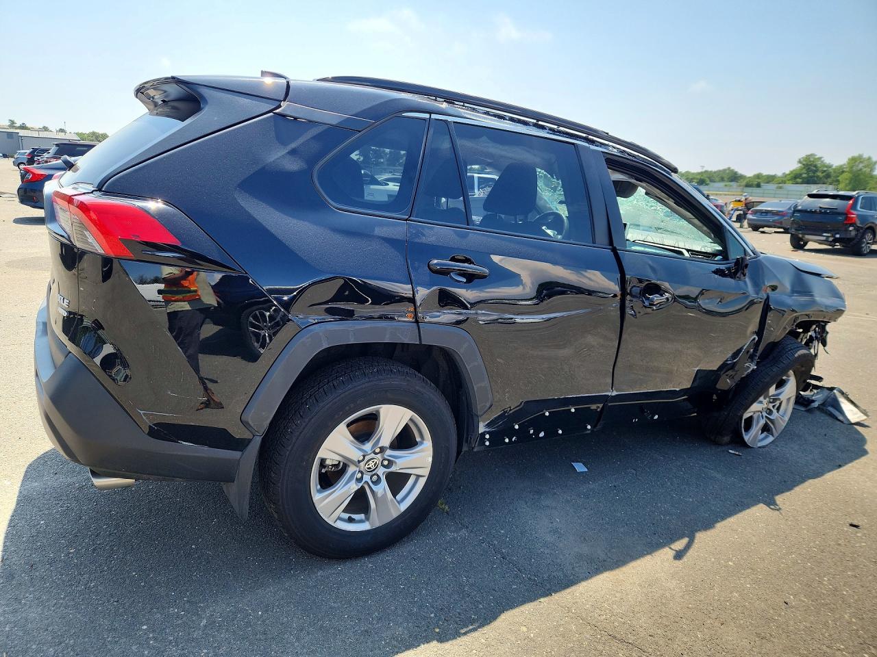 2025 TOYOTA RAV4 XLE — снимка 3