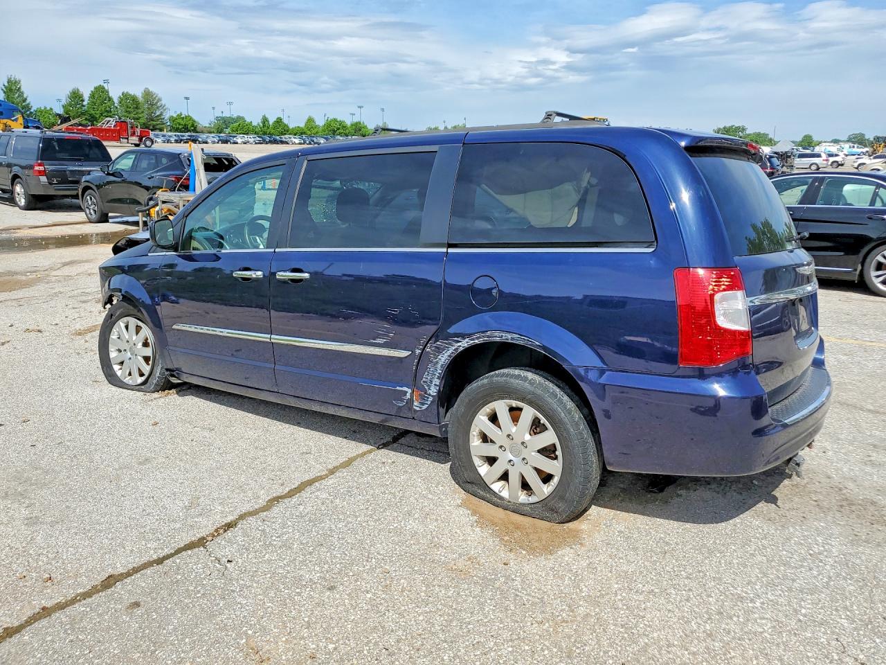 2015 CHRYSLER TOWN & COUNTRY TOURING — снимка 2