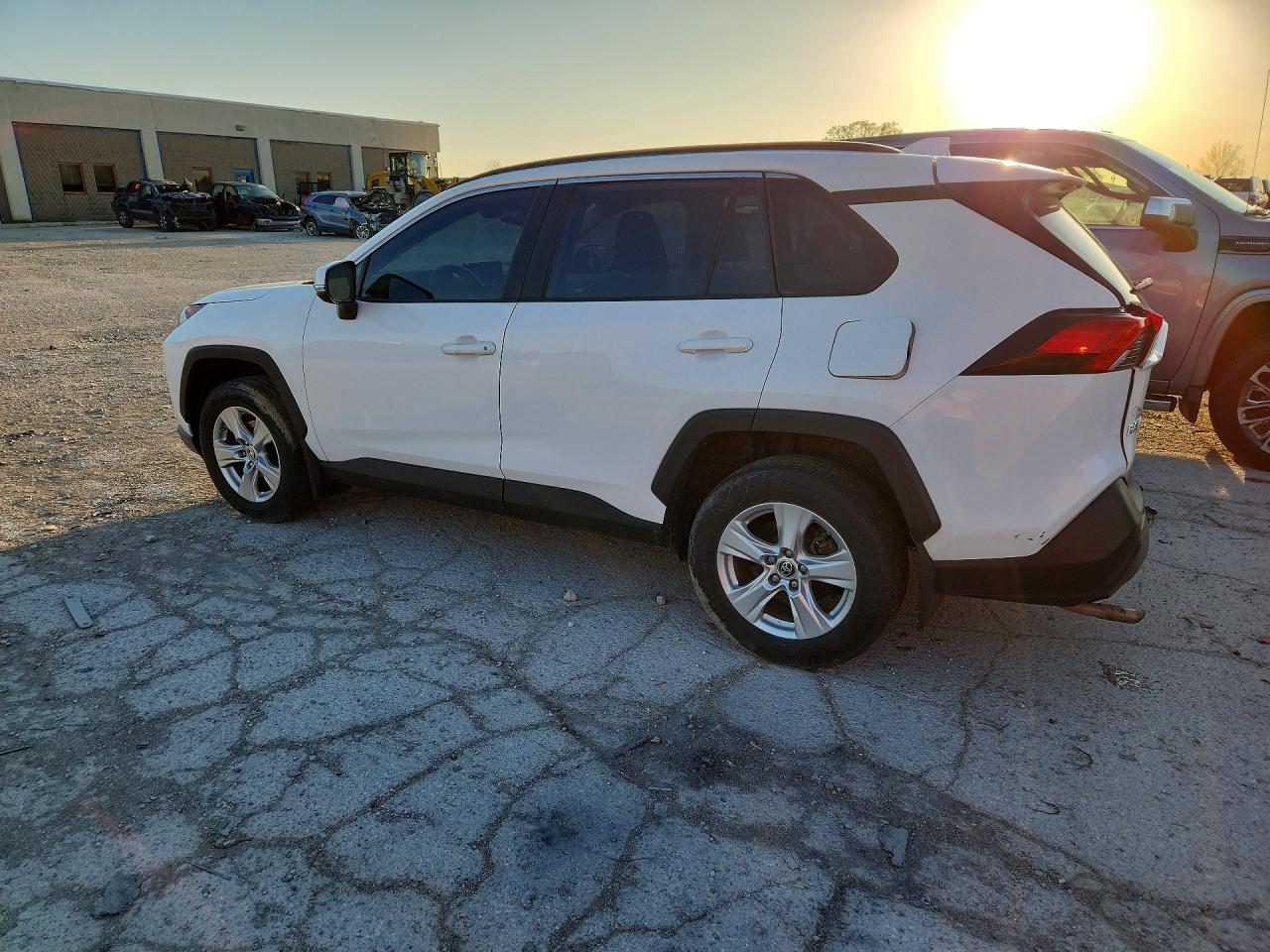 2019 TOYOTA RAV4 XLE — снимка 2