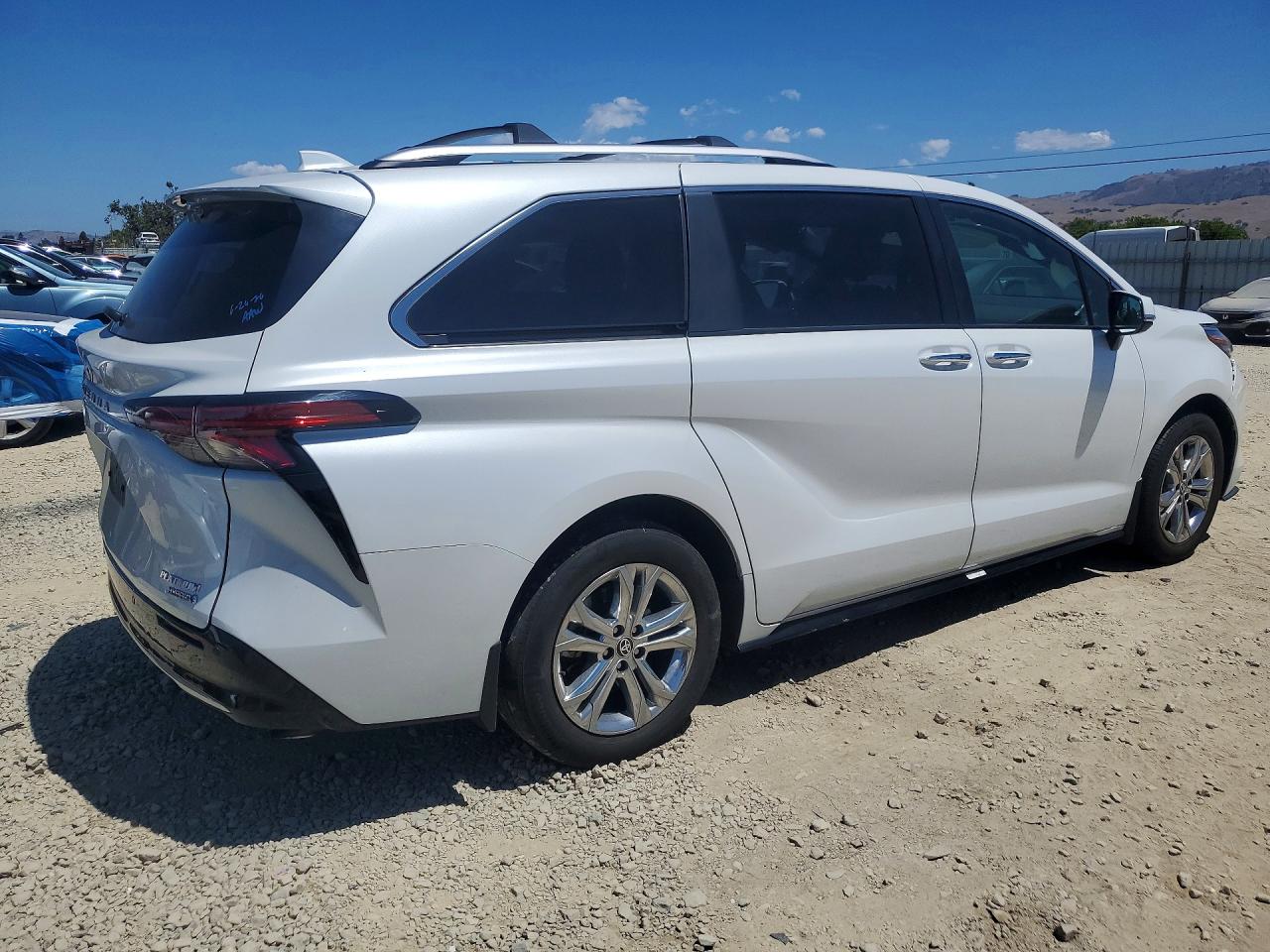 2024 TOYOTA SIENNA PLATINUM 7-PASSENGER — снимка 3