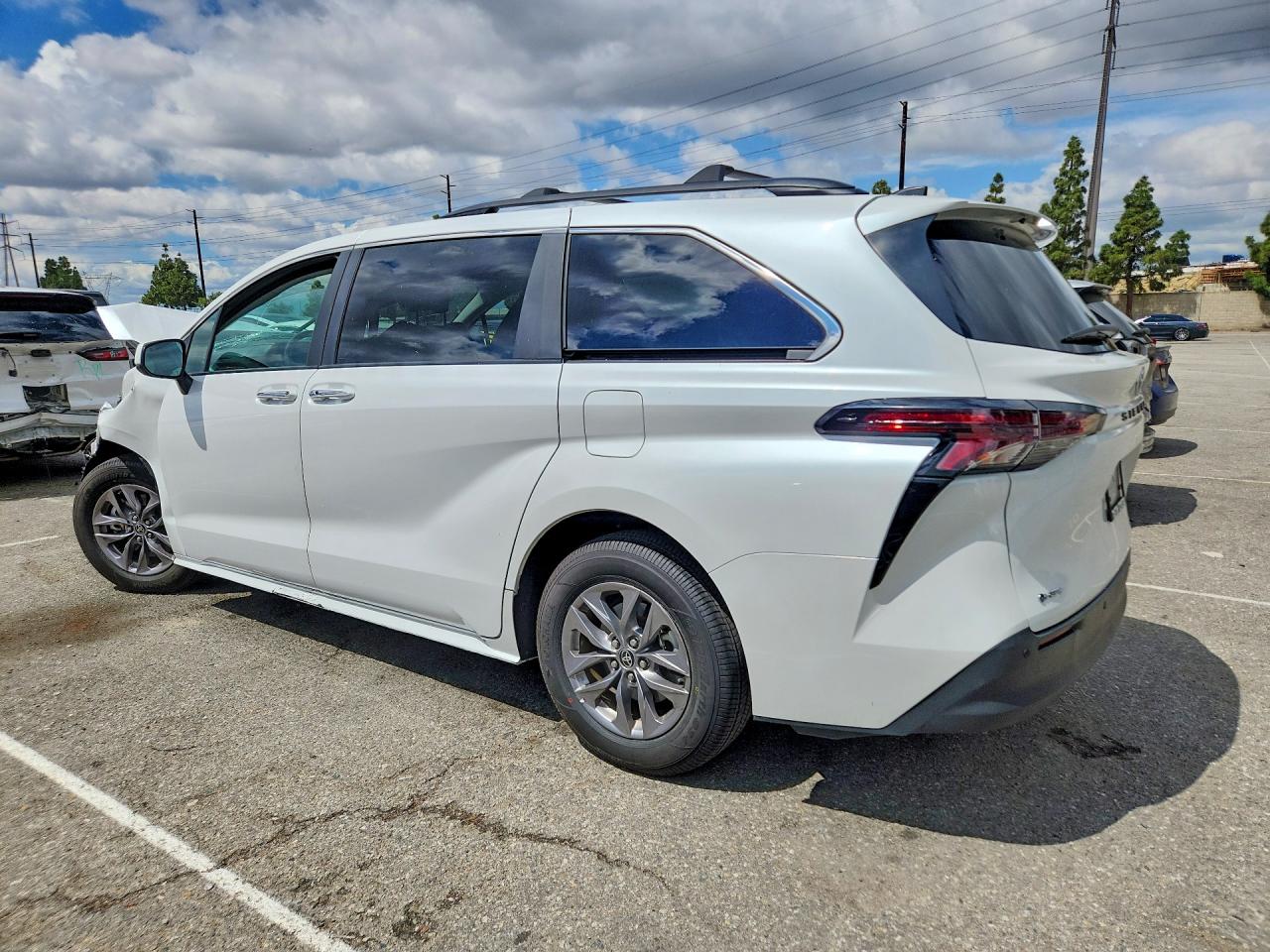 2025 TOYOTA SIENNA XLE 8-PASSENGER — снимка 2