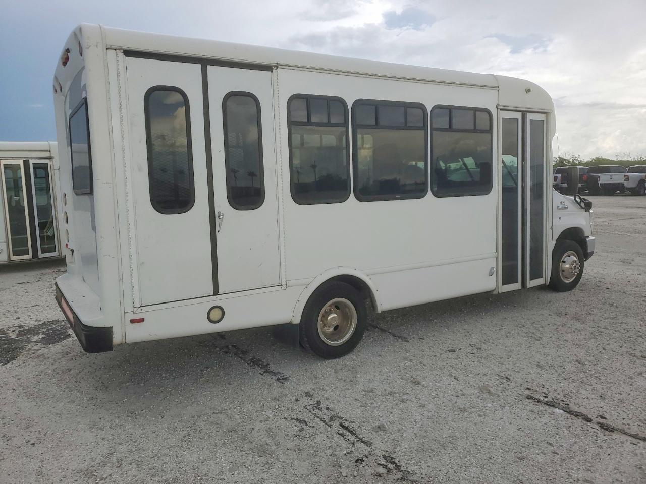2021 FORD ECONOLINE E350 SUPER DUTY CUTAWAY VAN — снимка 3