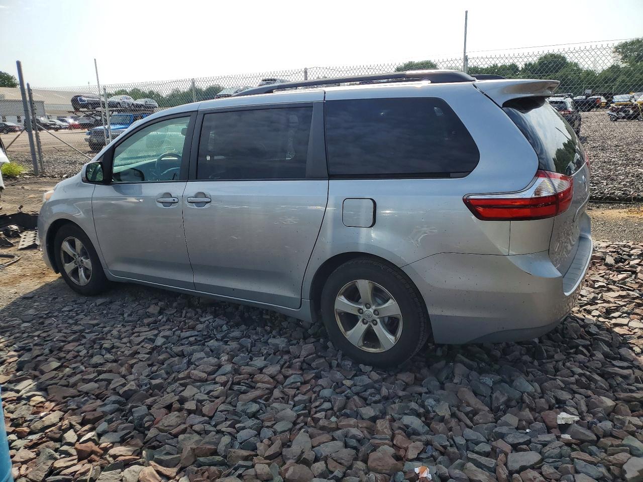 2015 TOYOTA SIENNA LE — снимка 2
