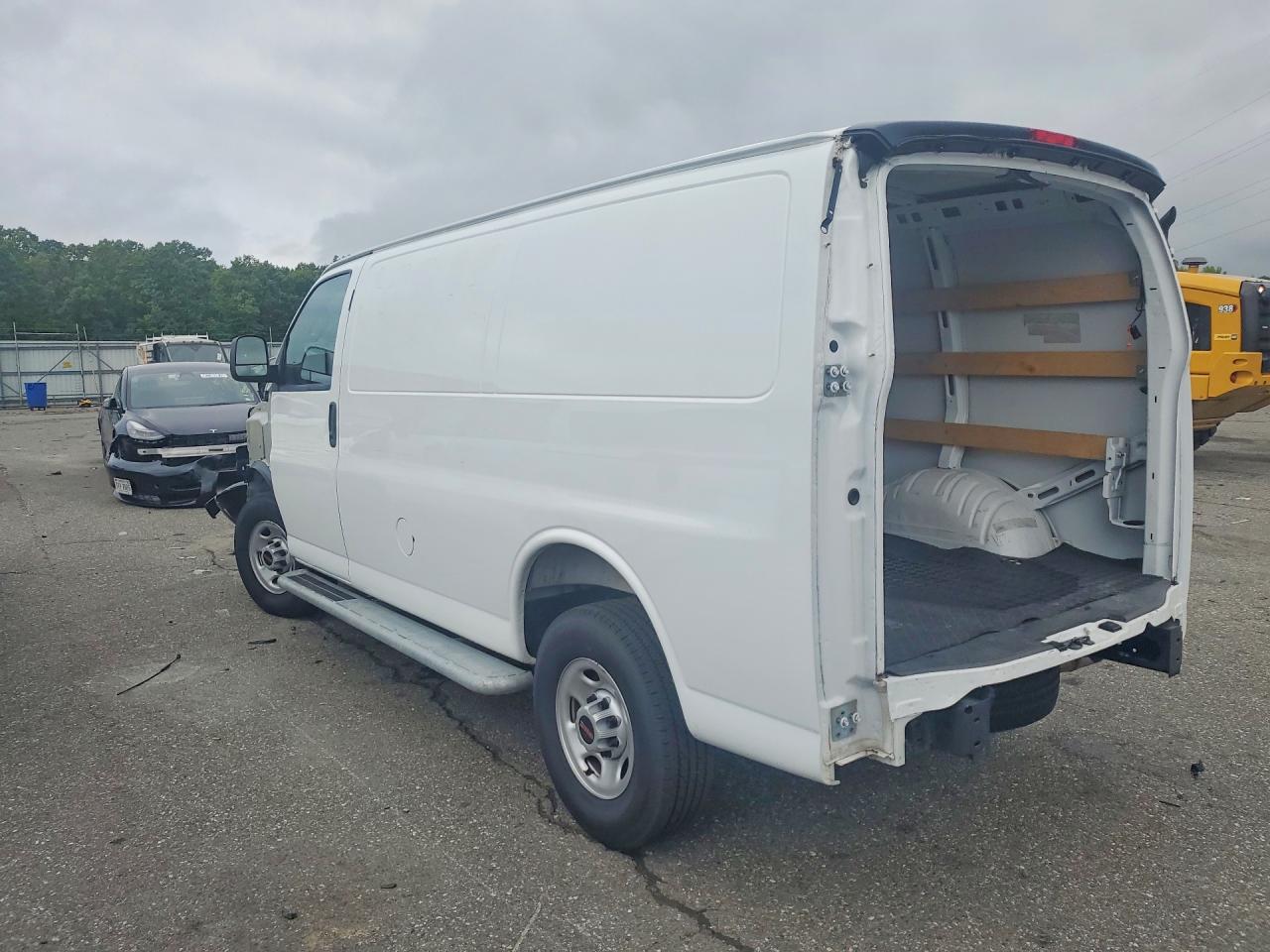 2025 GMC SAVANA G2500 — снимка 2