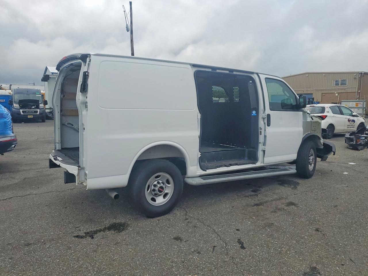 2025 GMC SAVANA G2500 — снимка 3