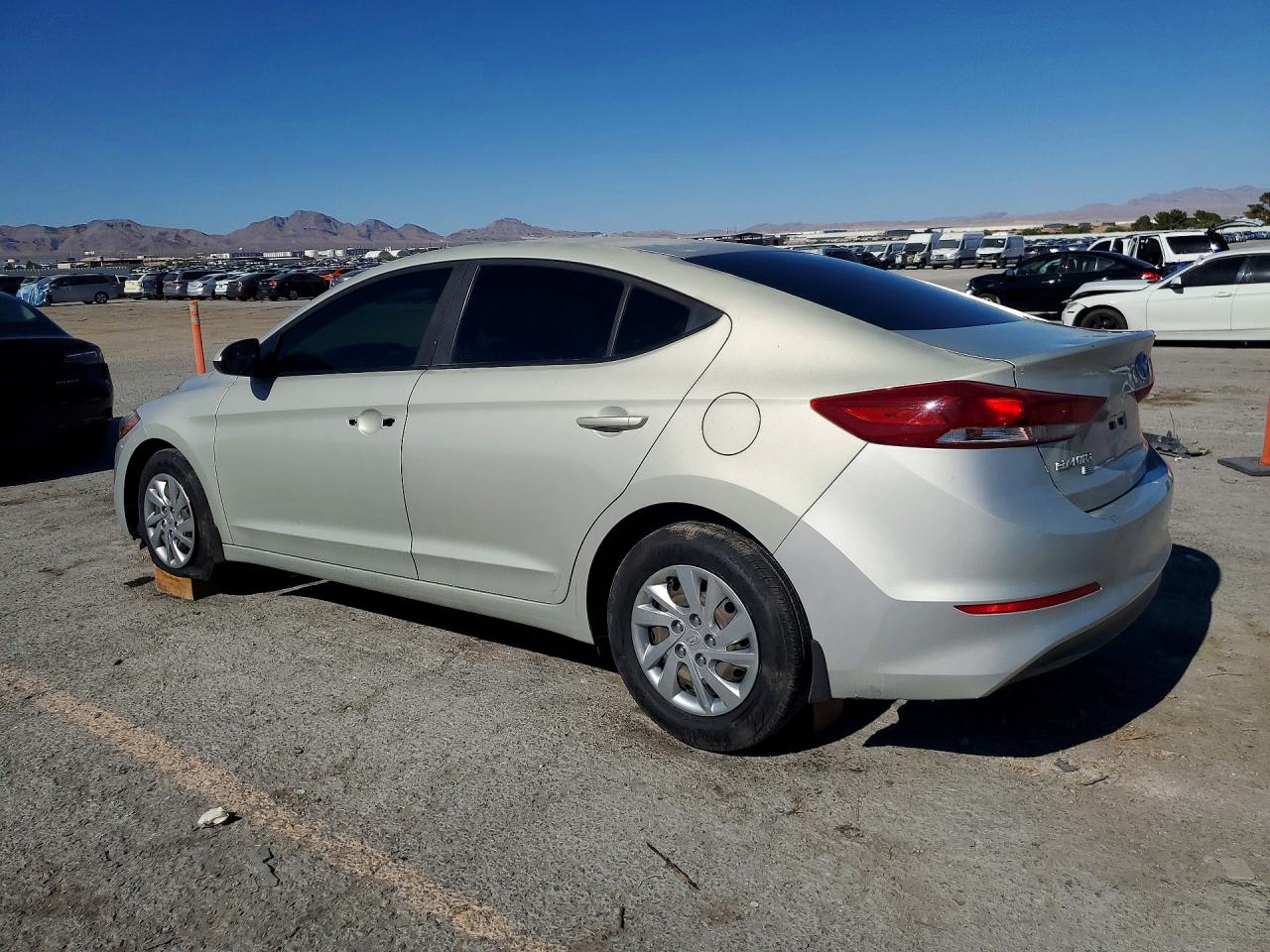 2018 HYUNDAI ELANTRA SE — снимка 2