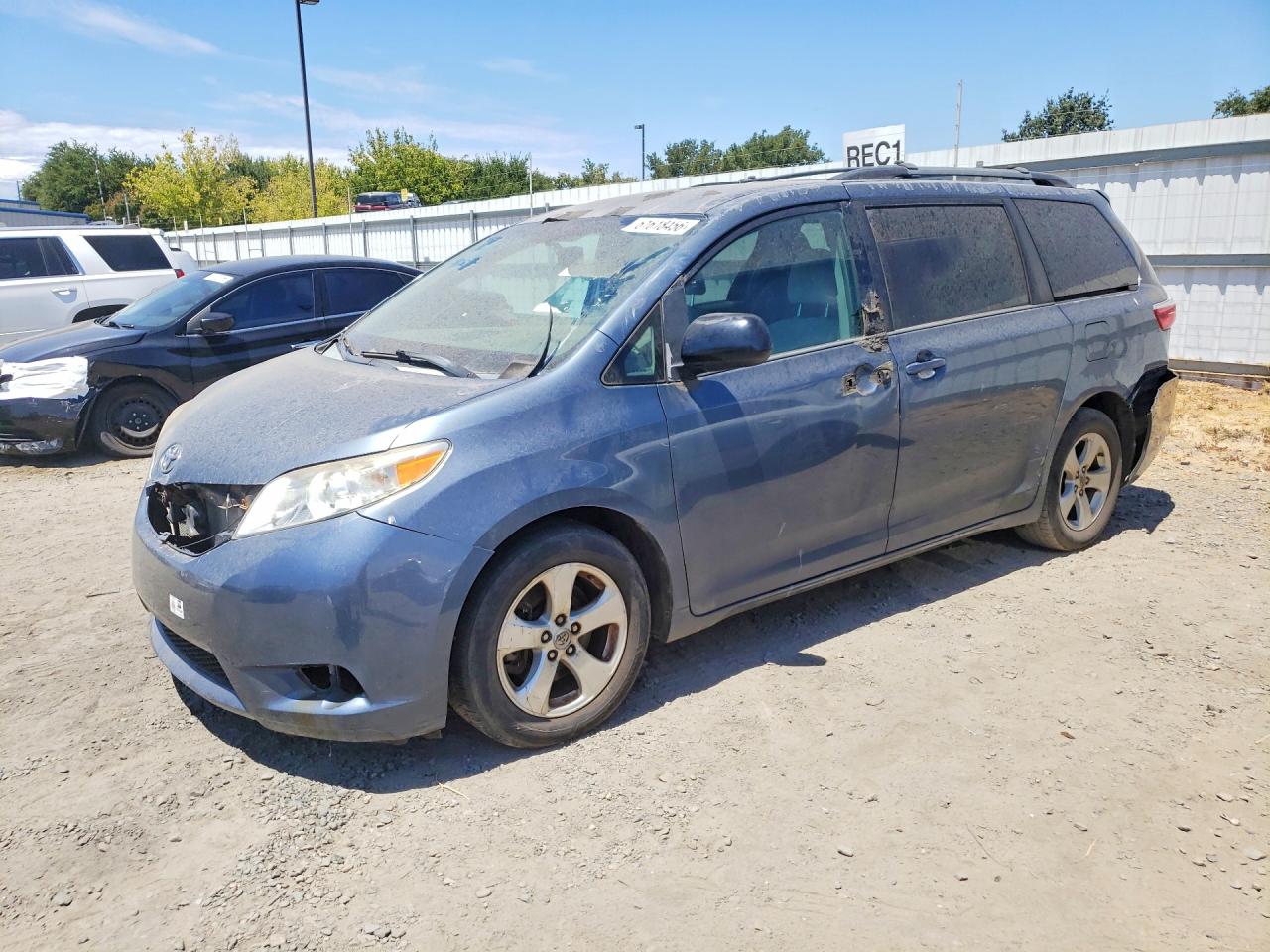 2015 TOYOTA SIENNA LE