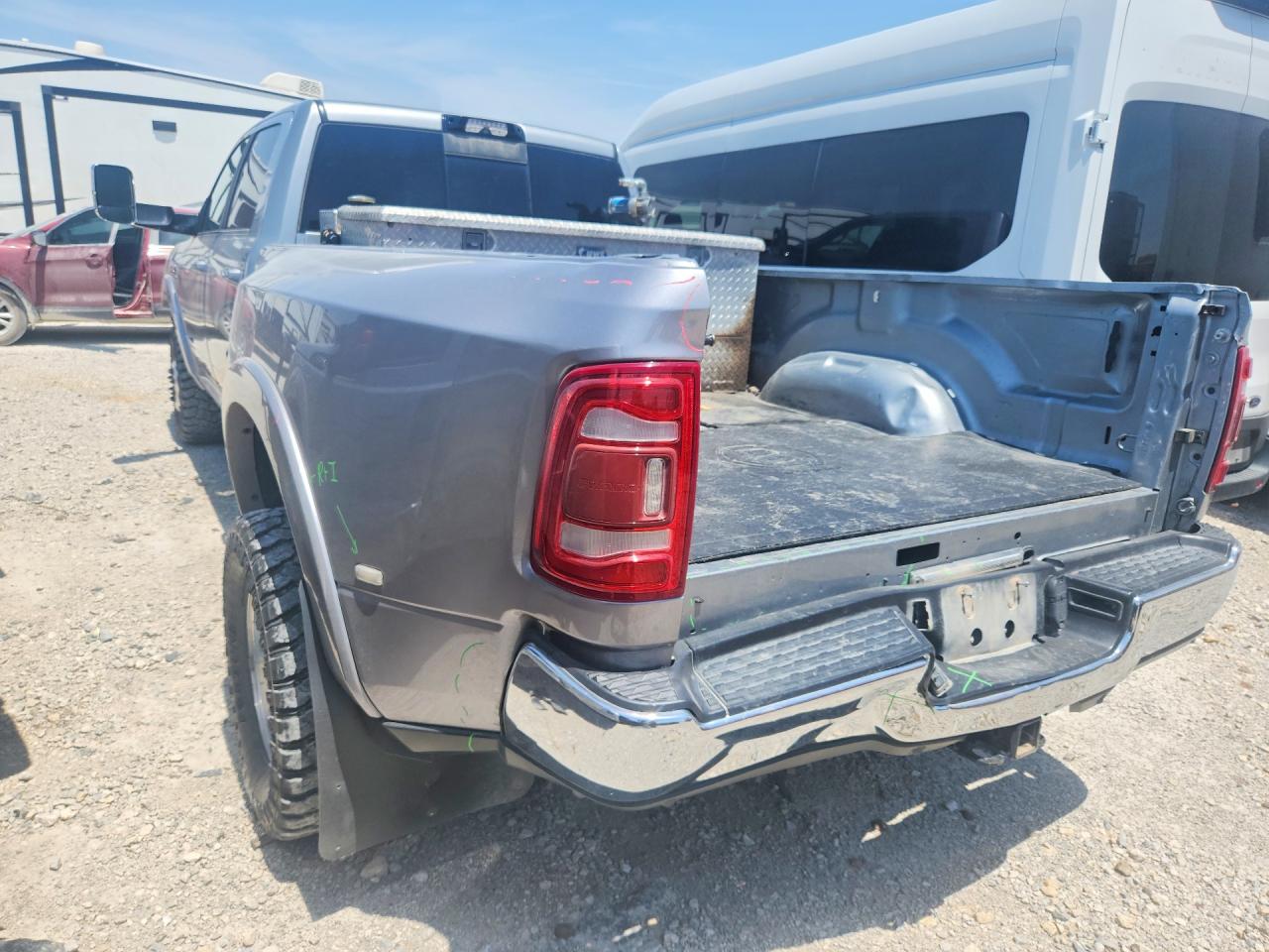 2022 RAM 3500 LARAMIE — снимка 2