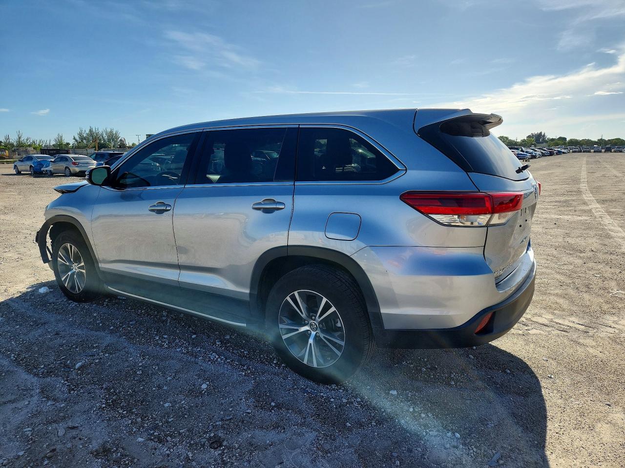 2019 TOYOTA HIGHLANDER LE — снимка 2