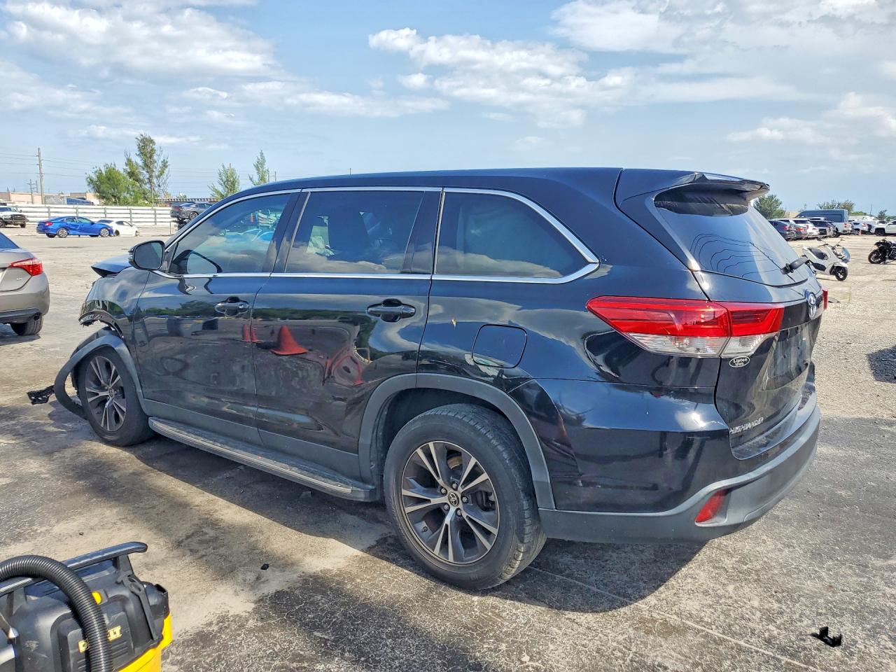 2019 TOYOTA HIGHLANDER LE — снимка 2