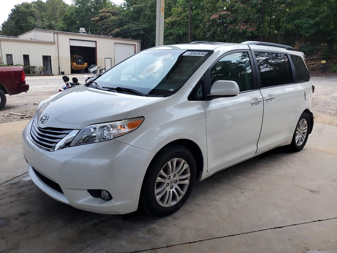2017 TOYOTA SIENNA XLE