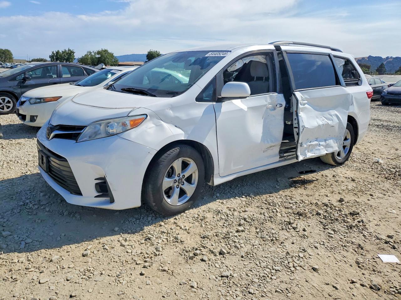 2018 TOYOTA SIENNA LE