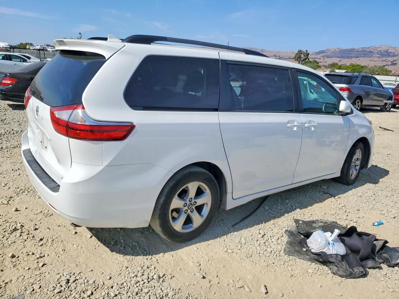 2018 TOYOTA SIENNA LE — снимка 3