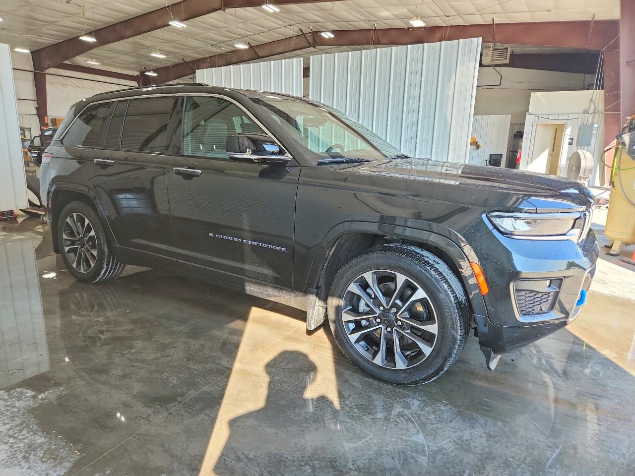 2023 JEEP GRAND CHEROKEE OVERLAND 4XE — снимка 4