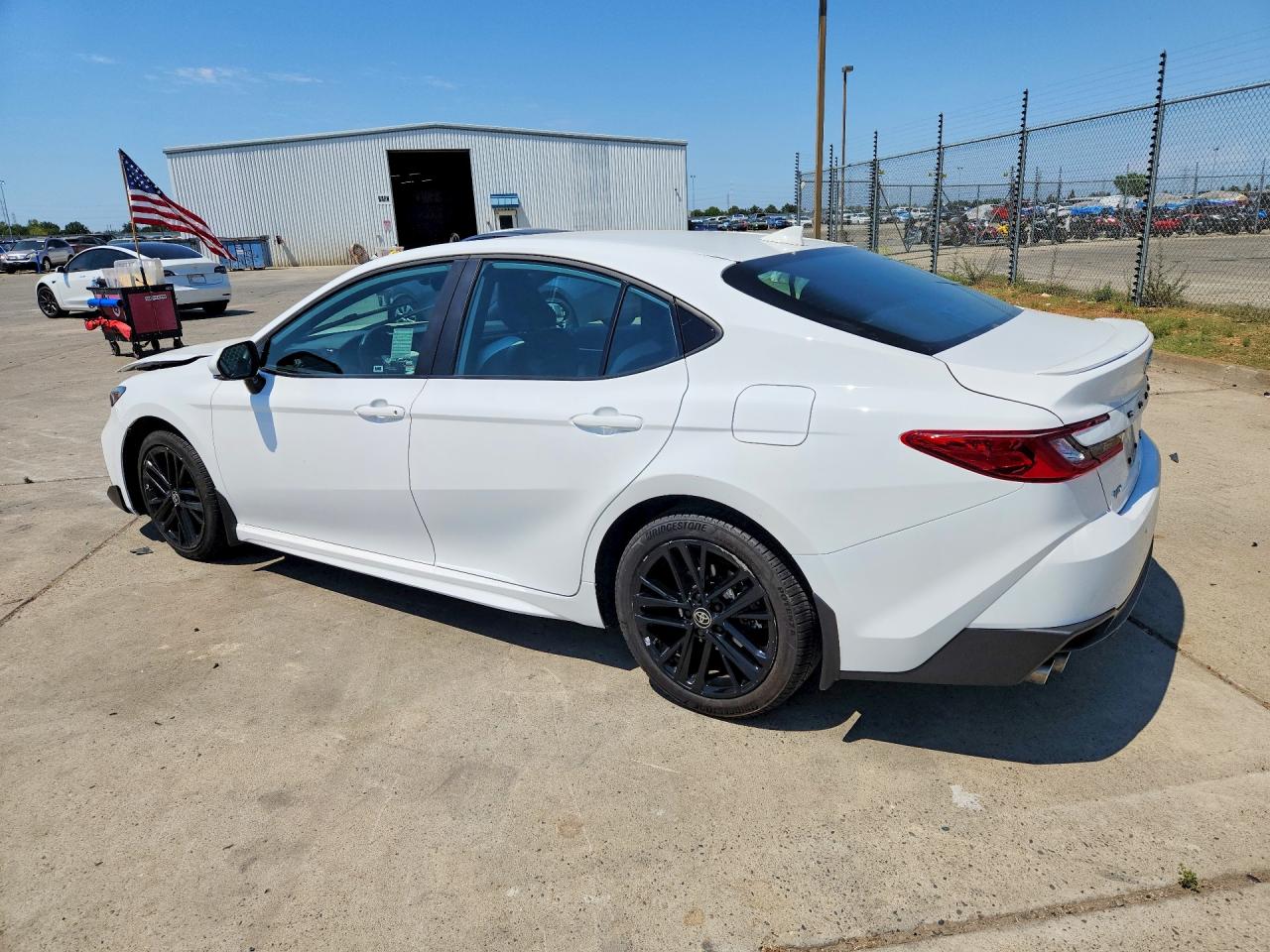 2025 TOYOTA CAMRY SE — снимка 2