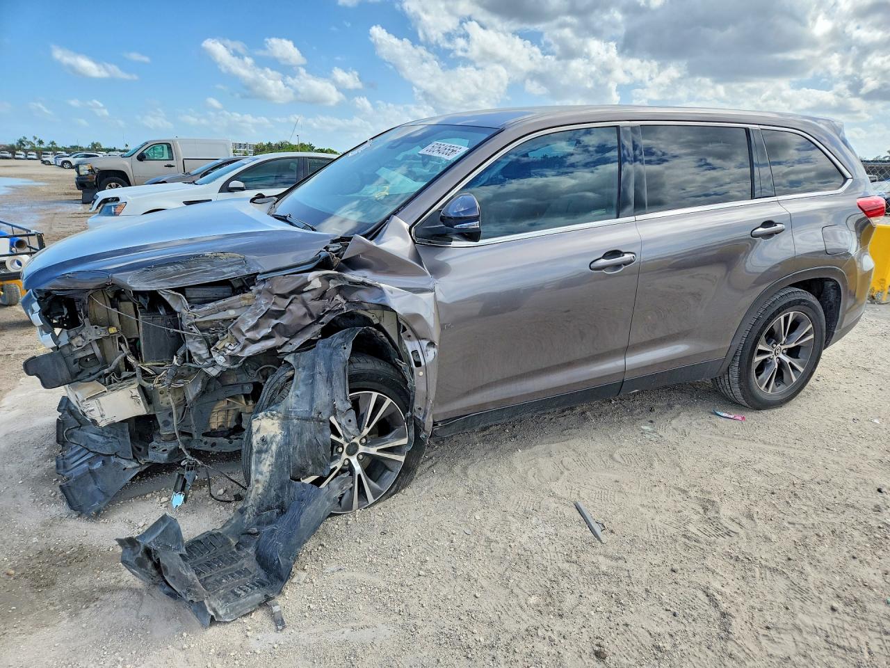 2019 TOYOTA HIGHLANDER LE