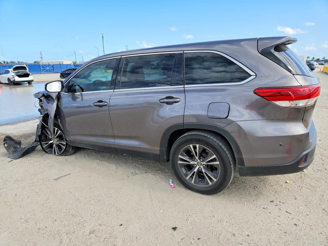 2019 TOYOTA HIGHLANDER LE — снимка 2