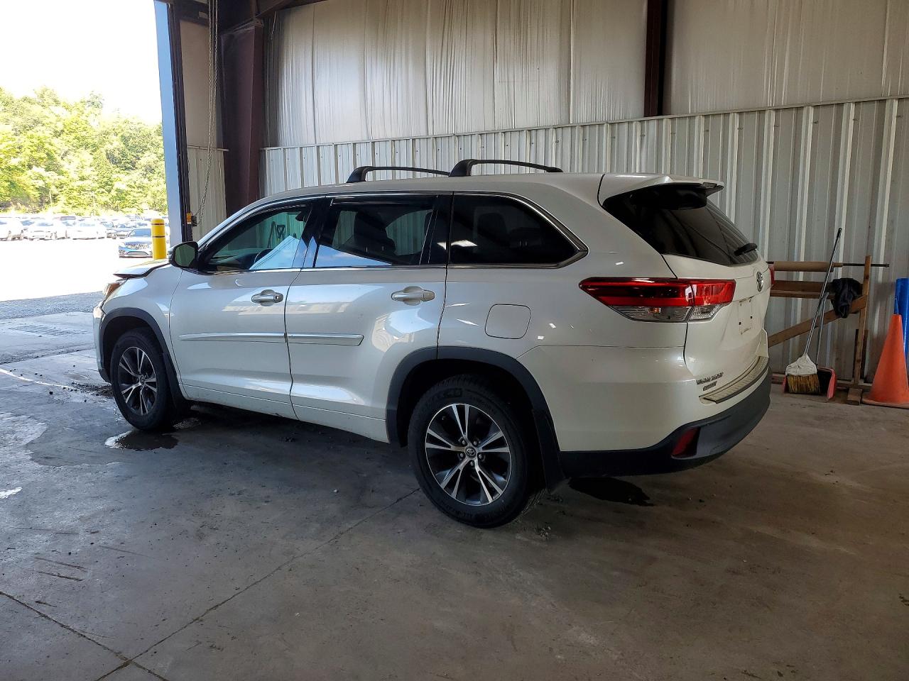2018 TOYOTA HIGHLANDER LE — снимка 2
