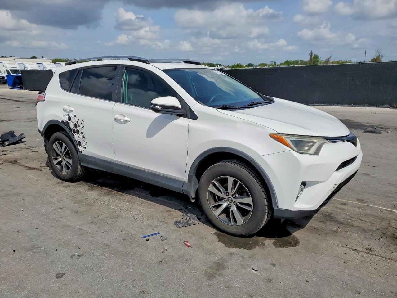 2017 TOYOTA RAV4 XLE — снимка 4