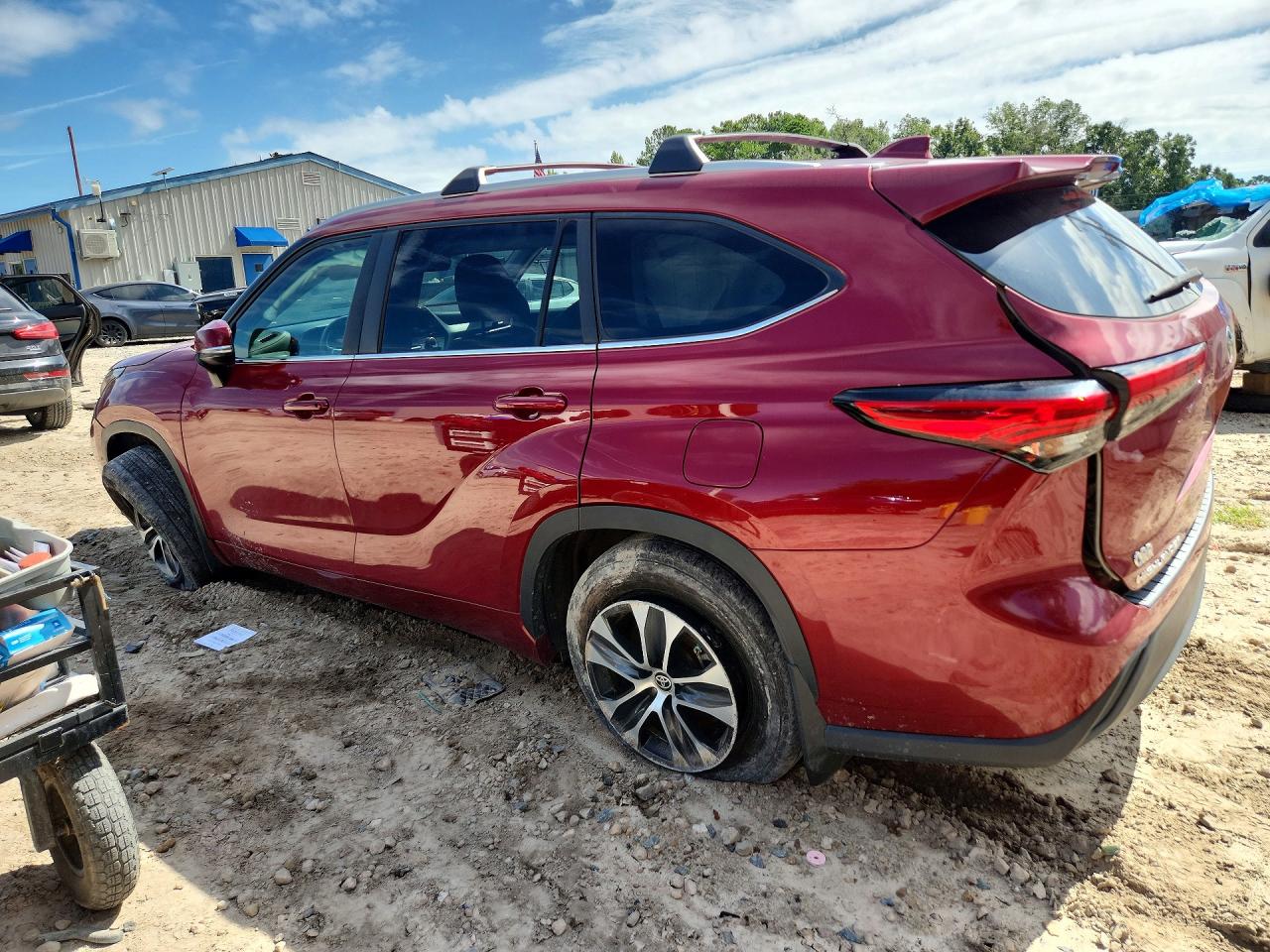 2023 TOYOTA HIGHLANDER XLE — снимка 2