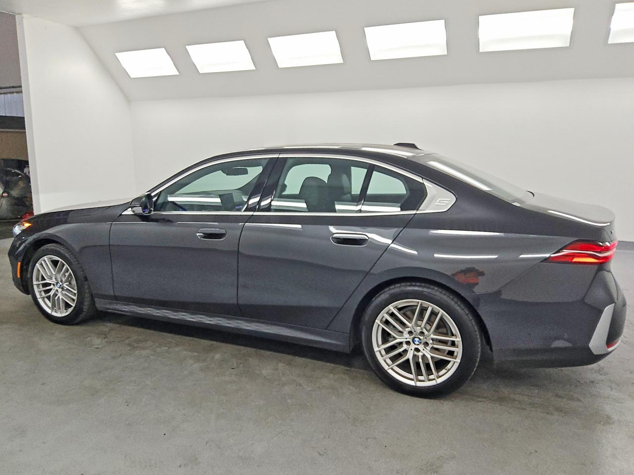 2025 BMW 530 XI — снимка 2