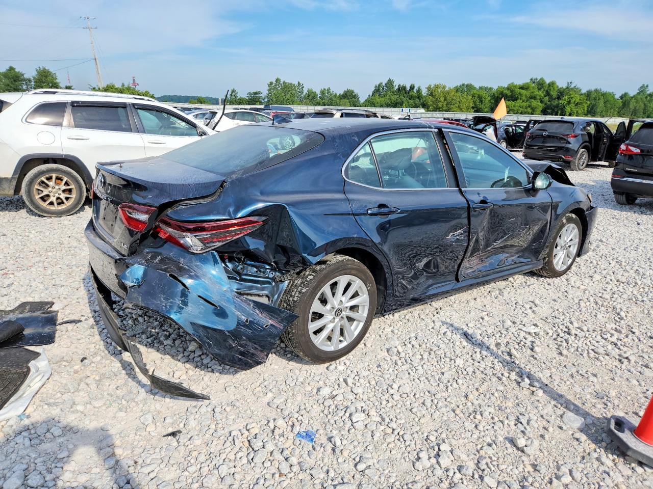 2021 TOYOTA CAMRY LE — снимка 3