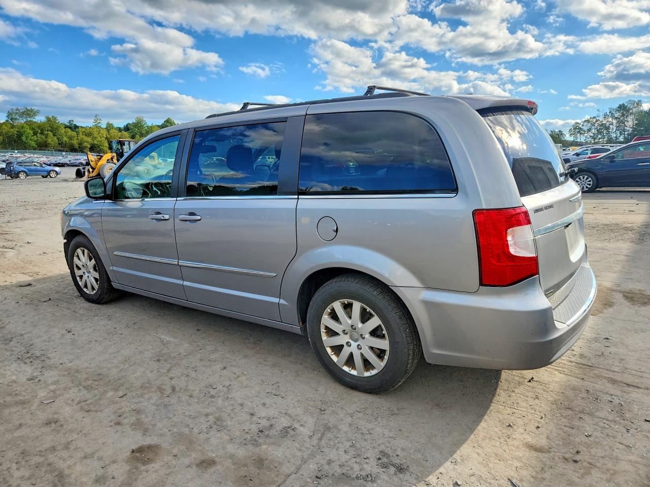 2016 CHRYSLER TOWN & COUNTRY TOURING — photo 2