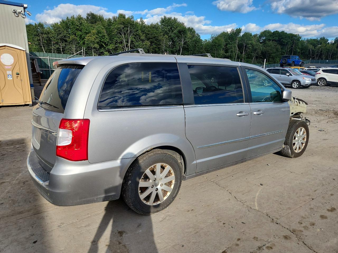 2016 CHRYSLER TOWN & COUNTRY TOURING — photo 3
