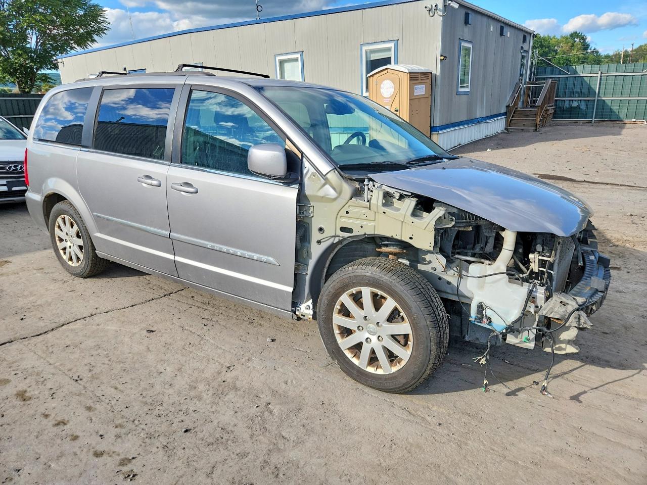 2016 CHRYSLER TOWN & COUNTRY TOURING — photo 4