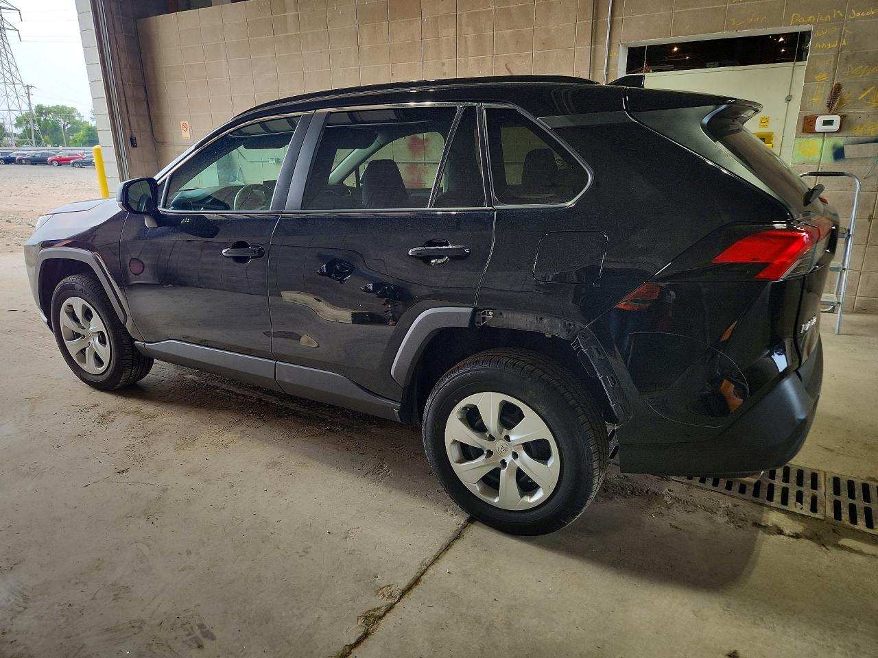 2019 TOYOTA RAV4 LE — снимка 2