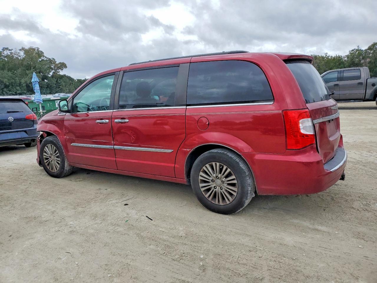 2015 CHRYSLER TOWN & COUNTRY TOURING L — снимка 2