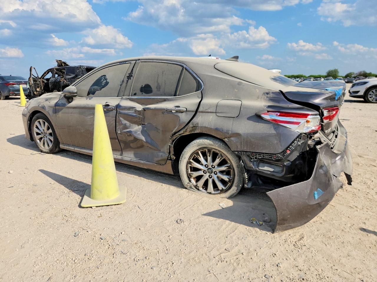 2020 TOYOTA CAMRY LE — снимка 2