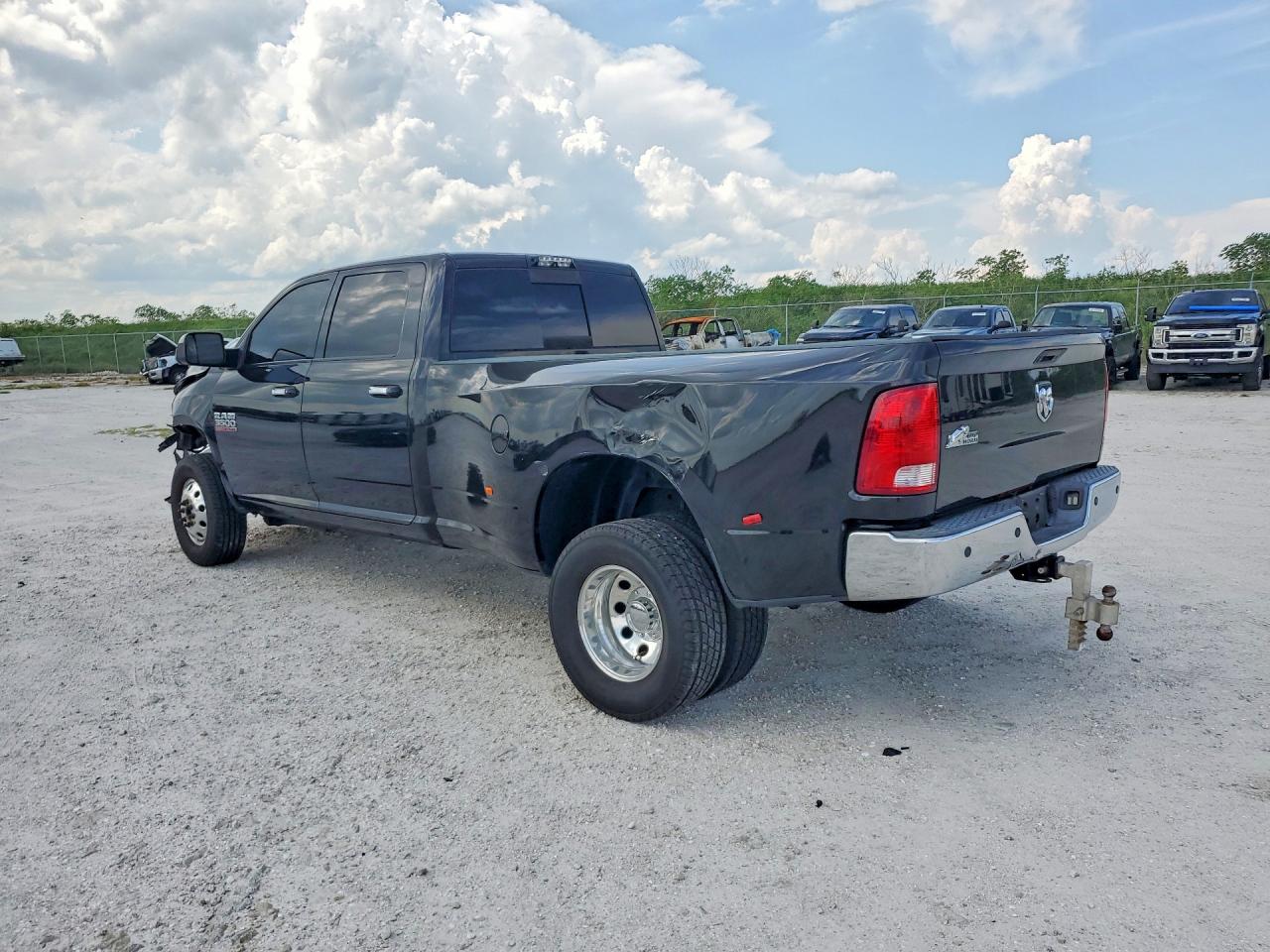 2016 RAM 3500 SLT — снимка 2
