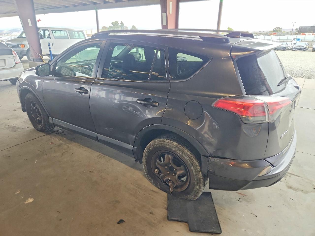 2017 TOYOTA RAV4 LE — снимка 2