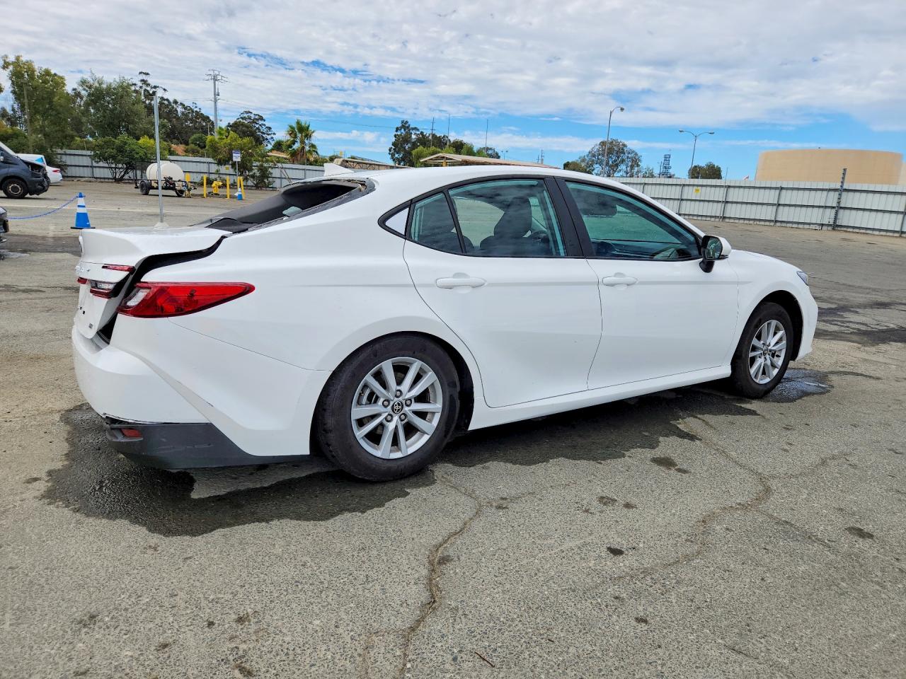 2026 TOYOTA CAMRY LE — снимка 3