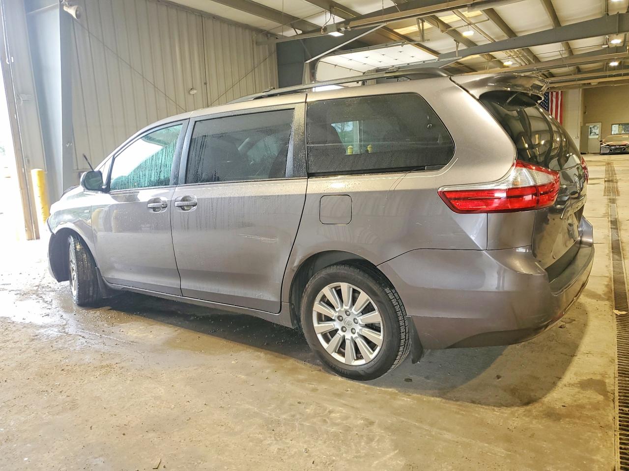 2017 TOYOTA SIENNA LE — снимка 2