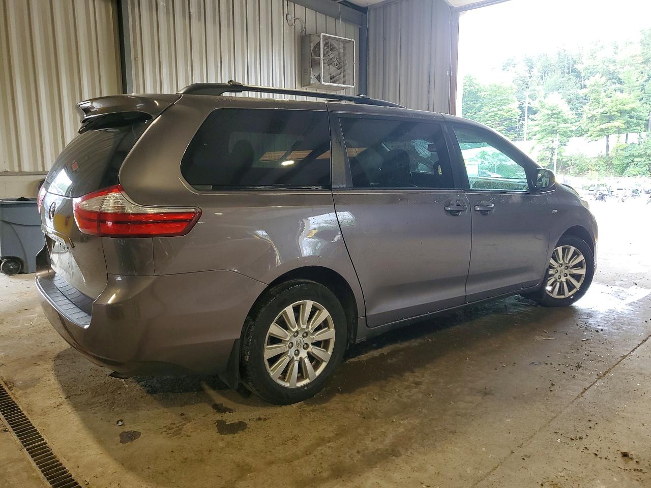 2017 TOYOTA SIENNA LE — снимка 3