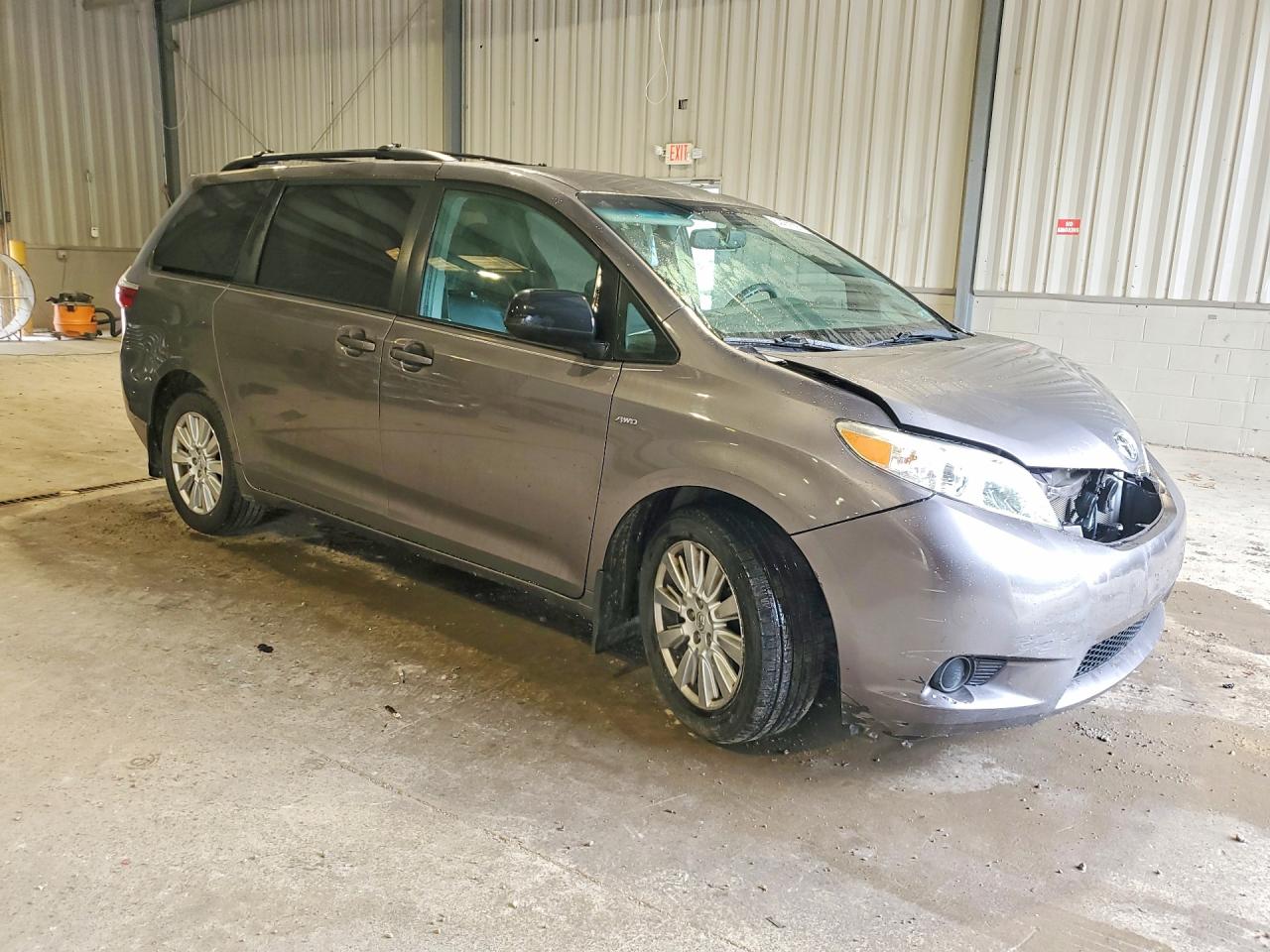 2017 TOYOTA SIENNA LE — снимка 4