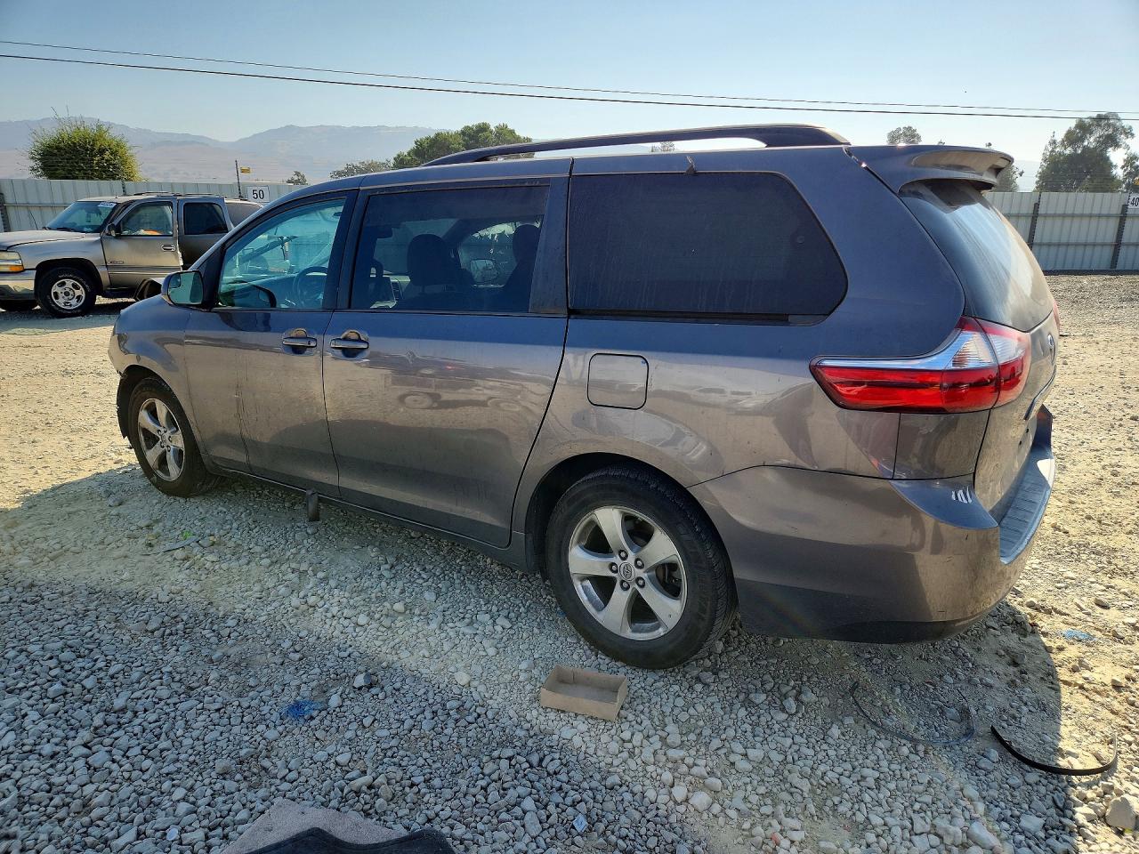 2016 TOYOTA SIENNA LE — снимка 2
