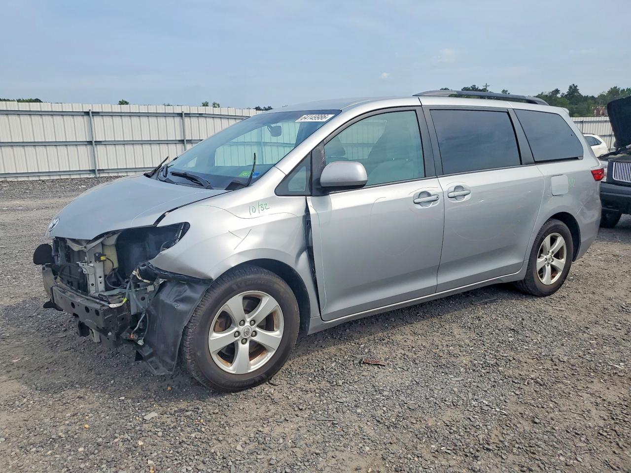 2017 TOYOTA SIENNA LE
