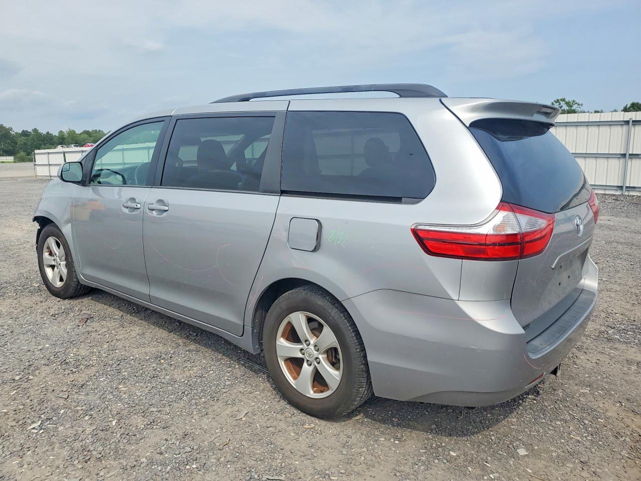2017 TOYOTA SIENNA LE — снимка 2