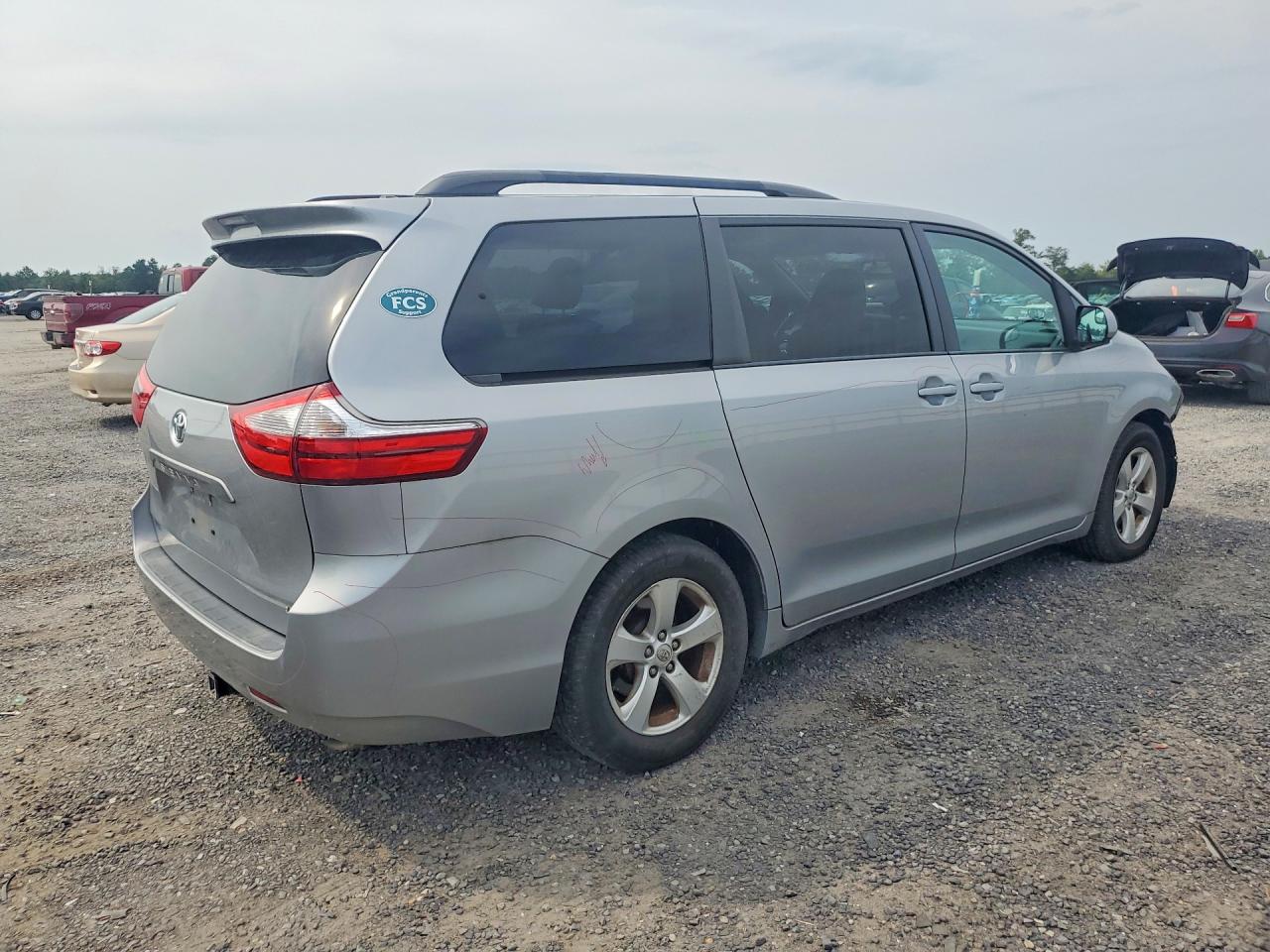 2017 TOYOTA SIENNA LE — снимка 3
