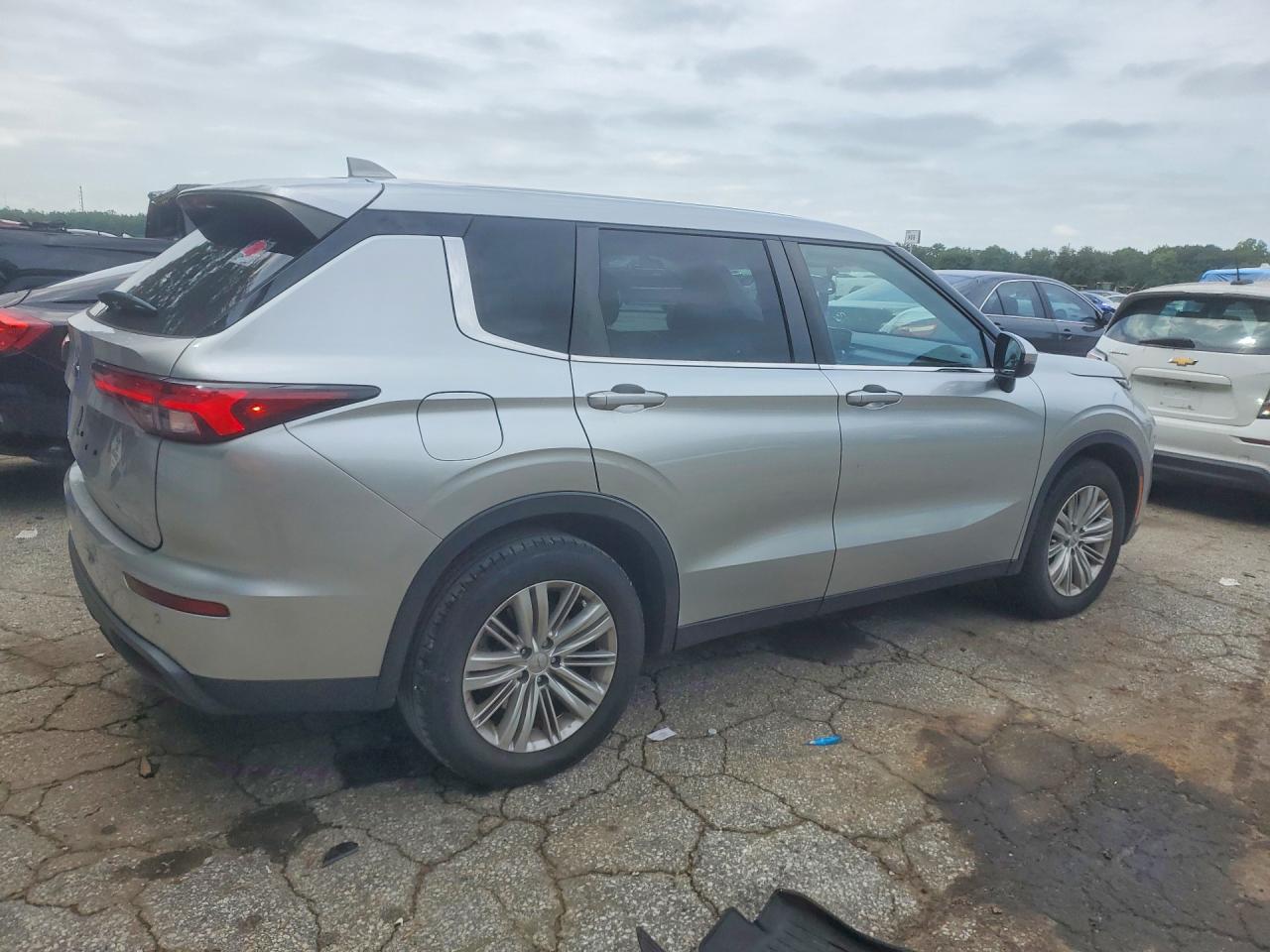 2023 MITSUBISHI OUTLANDER ES — снимка 3