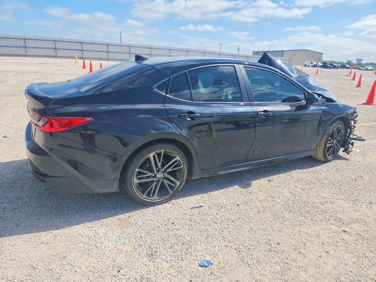 2025 TOYOTA CAMRY XSE — снимка 3