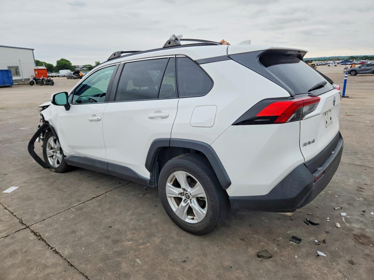 2021 TOYOTA RAV4 XLE — снимка 2