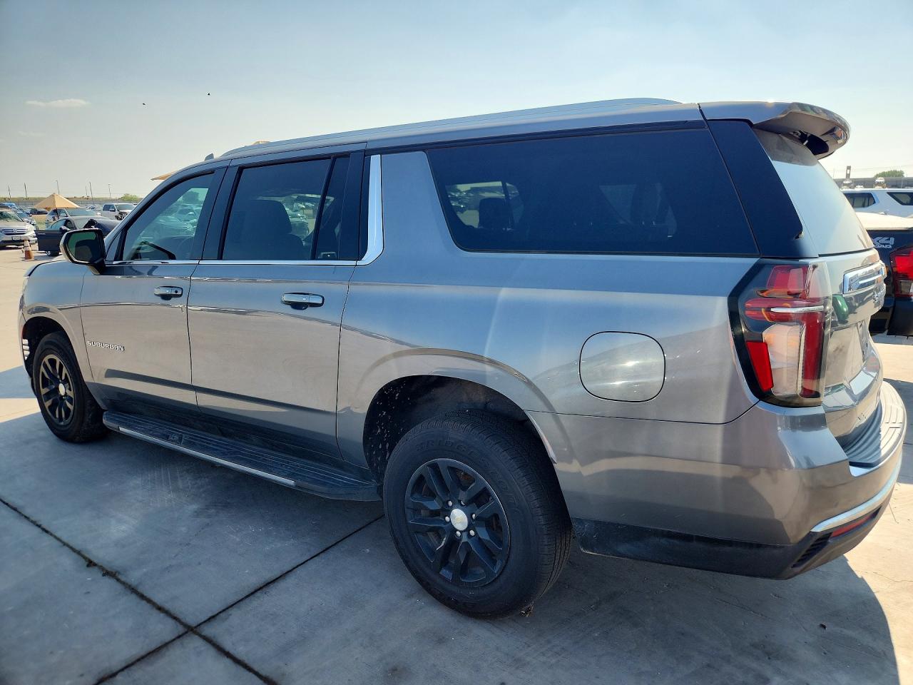 2021 CHEVROLET SUBURBAN C1500 LT — снимка 2